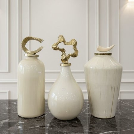 تحف من الزجاج الابيض