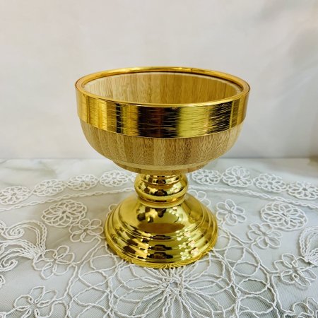 وعاء خشبي مع قاعدة ذهبية
