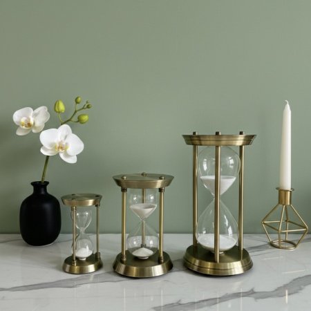 ساعات رملية زجاجية بإطار معدني عتيق