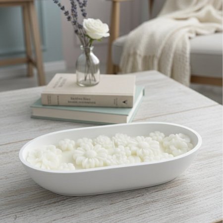 شمعة زينة بيضاء معطرة بتصميم أزهار في وعاء بيضاوي