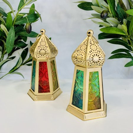 فوانيس مغربية معدنية بتفاصيل مفرغة وزجاج متعدد الألوان