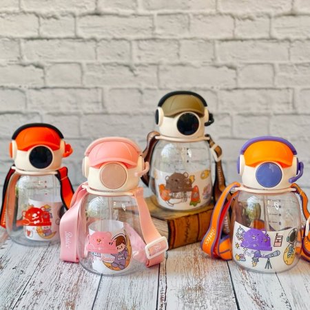 مطرة ماء للأطفال بتصميم رائد الفضاء