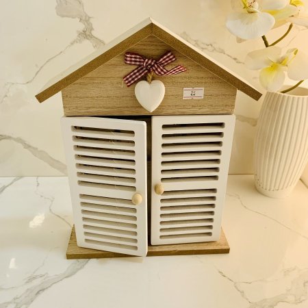 خزانة مفاتيح ديكورية مصممة على شكل منزل أو كوخ ريفي