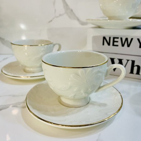 طقم ١٢ فنجان قهوة و ١٢ صحن بلون أبيض ونقوش زهور بارزة وحافة ذهبية