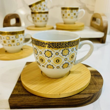 طقم 6 فناجين بورسلان بنقش ذهبي وأسود مع قاعدة خشبية