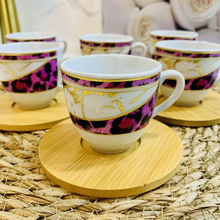 طقم 6 فناجين قهوة بورسلان مع قاعدة خشبية بنقش جلد النمر الوردي