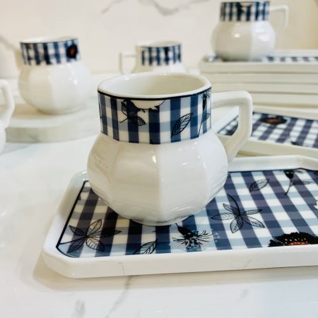 طقم فناجين بورسلان ١٢ قطعة بتصميم مربعات زرقاء وبيضاء