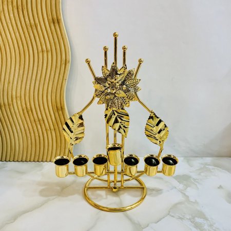 شمعدان معدني ذهبي بسبعة فروع