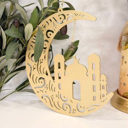 زينة رمضانية معلقة على شكل هلال ومسجد