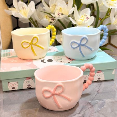 مجات سيراميك ملونة بتصميم فيونكة