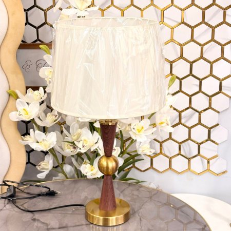 مصباح طاولة خشبي ومعدني بتصميم مميز